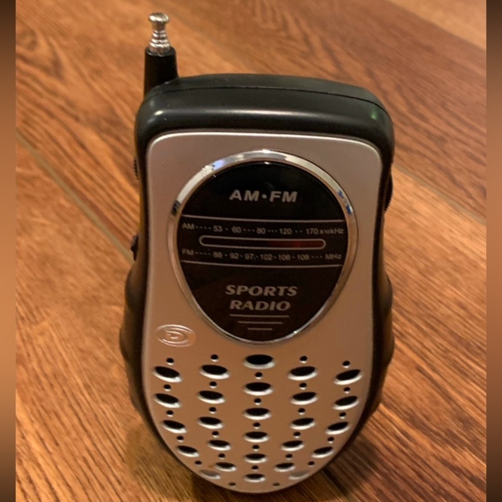 Durabrand: Vintage Sports Radio: Model PR-355 Transistor AM/FM Radio